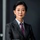 张明远，美女被操平台创始人兼CEO，成熟稳重的商务形象，专业西装